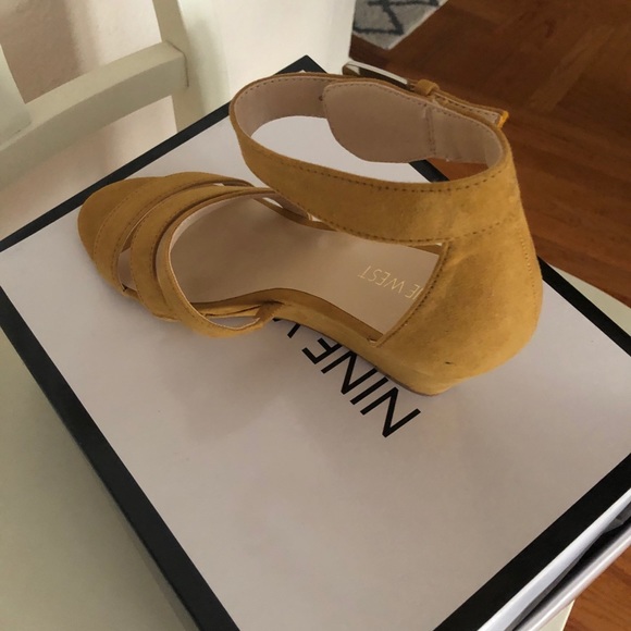 NWT yellow Nine West sandals - Picture 4 of 5